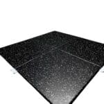 بلاط أرضيات جيم مطاطي 50×50 سم  – سماكة 2 سم – أسود منقط أبيض – سطح UV – مع كلبسات تثبيت