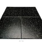 بلاط أرضيات جيم مطاطي 50×50 سم  – سماكة 2 سم – أسود منقط أبيض – سطح UV – مع كلبسات تثبيت