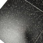 بلاط أرضيات جيم مطاطي 50×50 سم  – سماكة 2 سم – أسود منقط أبيض – سطح UV – مع كلبسات تثبيت