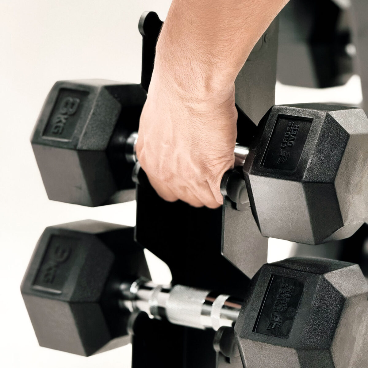 طقم دمبل سداسي مغلف بالمطاط مع حامل هرمي (1-10 كجم)